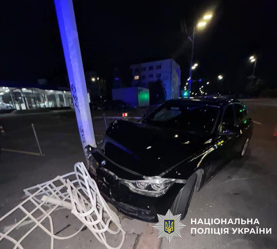 У Києві працівник автомийки викрав BMW клієнта та потрапив в ДТП (фото)