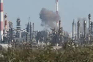 У рф влучили по нафтопереробному заводу “Орскнефтеоргсинтез” (відео) У рф влучили по нафтопереробному заводу "Орскнефтеоргсинтез" (відео)