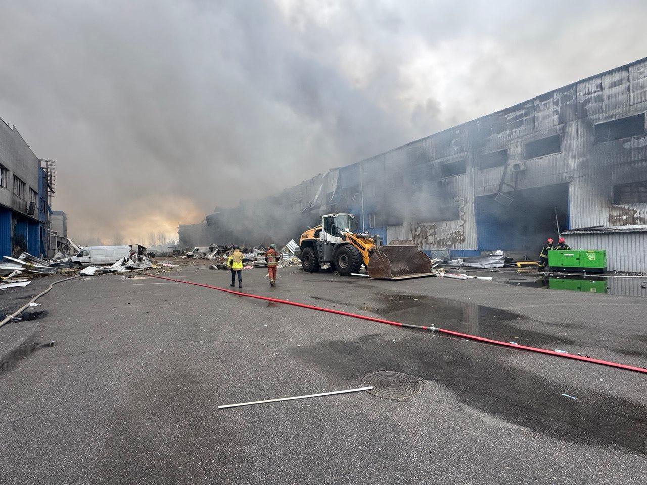 Під час атаки на Київ в ніч на 25 жовтня на виробничому підприємстві було пошкоджено два десятка “швидких” (фото)