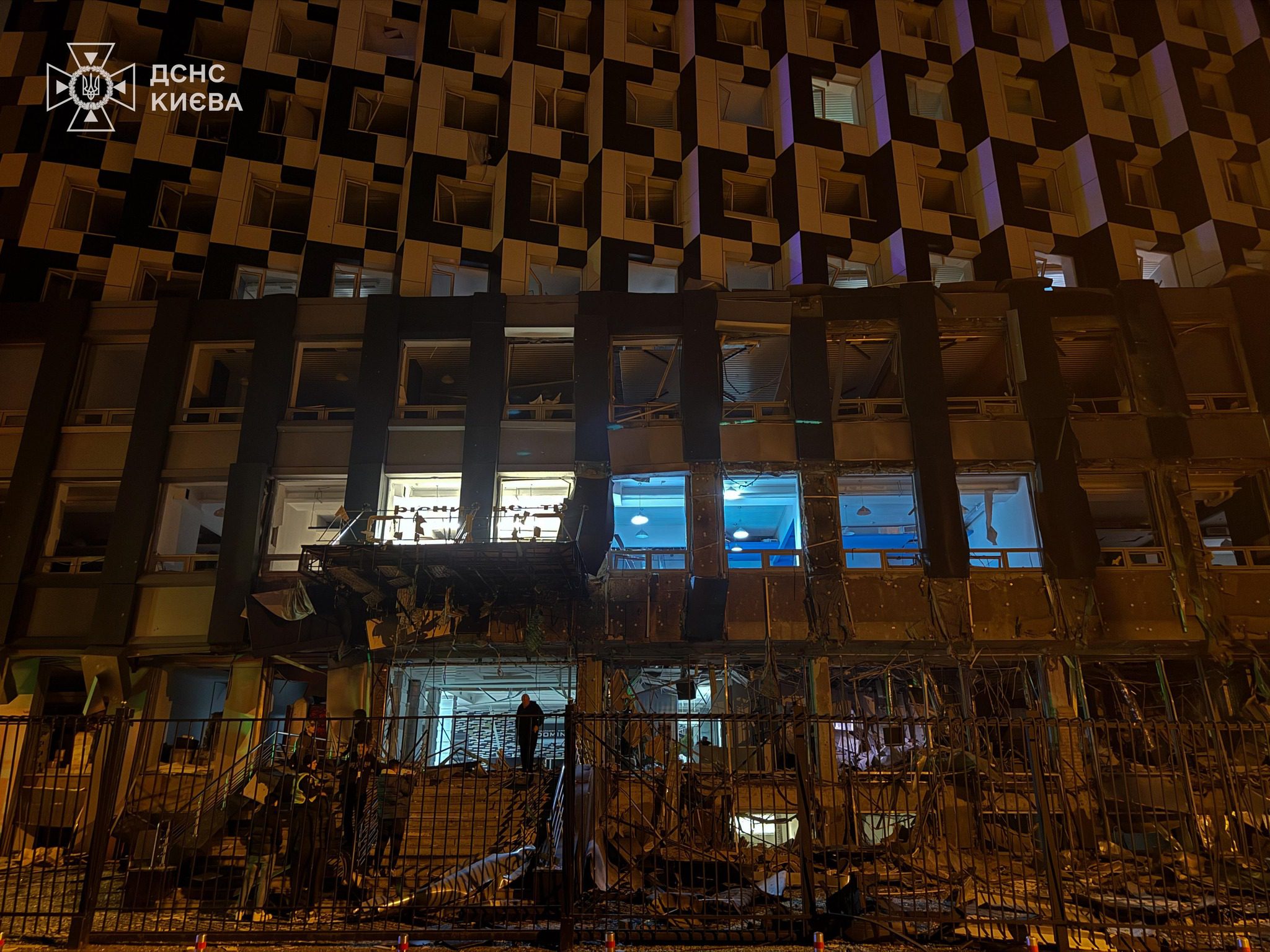 Внаслідок ворожих ударів БпЛА в Оболонському та Подільському районах пошкоджені житлові будинки, 7 людей постраждали (фото)