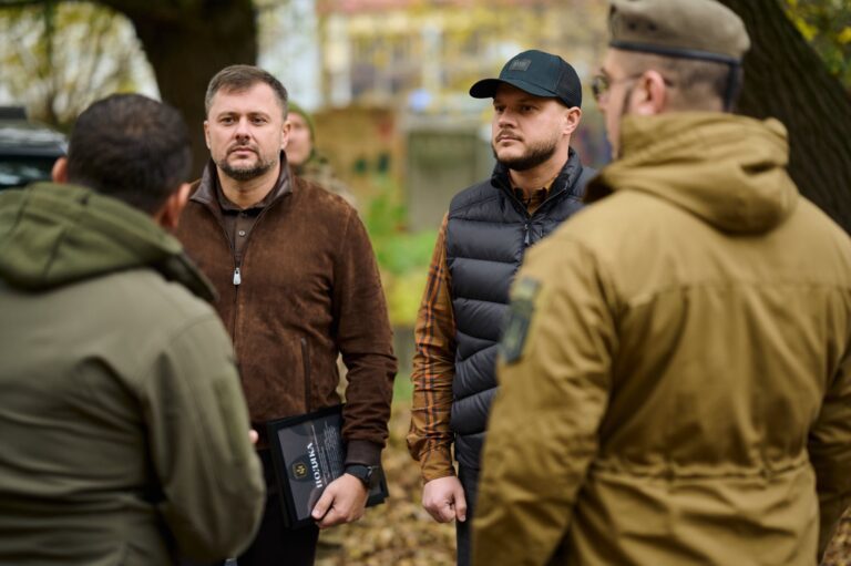 Микола Калашник: Київщина передала десяток нових пікапів 411 окремому полку безпілотних систем «Яструби»