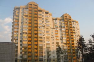 Українка за 1,4 млн гривень замінить вікна в пошкодженій росіянами багатоповерхівці Українка за 1,4 млн гривень замінить вікна в пошкодженій росіянами багатоповерхівці