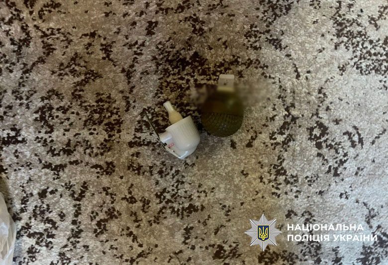 Мешканця Троєщини викрили на продажі бойових гранат (фото)