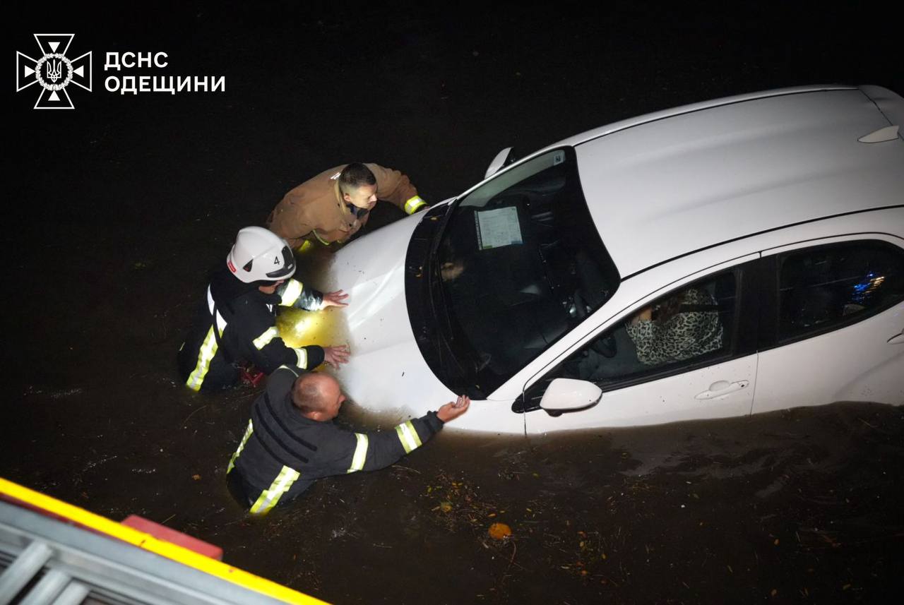В Одесі внаслідок негоди загинули 9 людей, з них одна дитина (фото, відео)