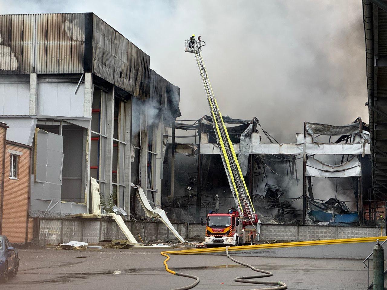 Під час атаки на Київ в ніч на 25 жовтня на виробничому підприємстві було пошкоджено два десятка “швидких” (фото)