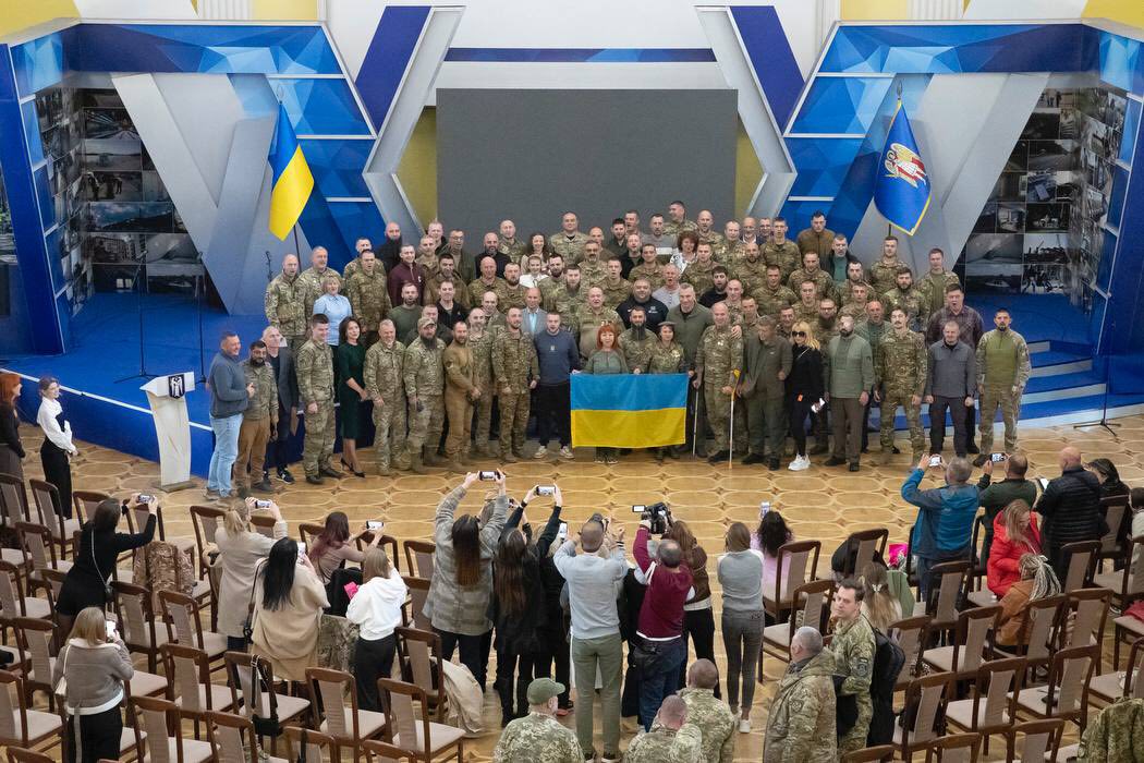 У Києві до Дня захисників і захисниць військовослужбовцям вручили відзнаки від міста