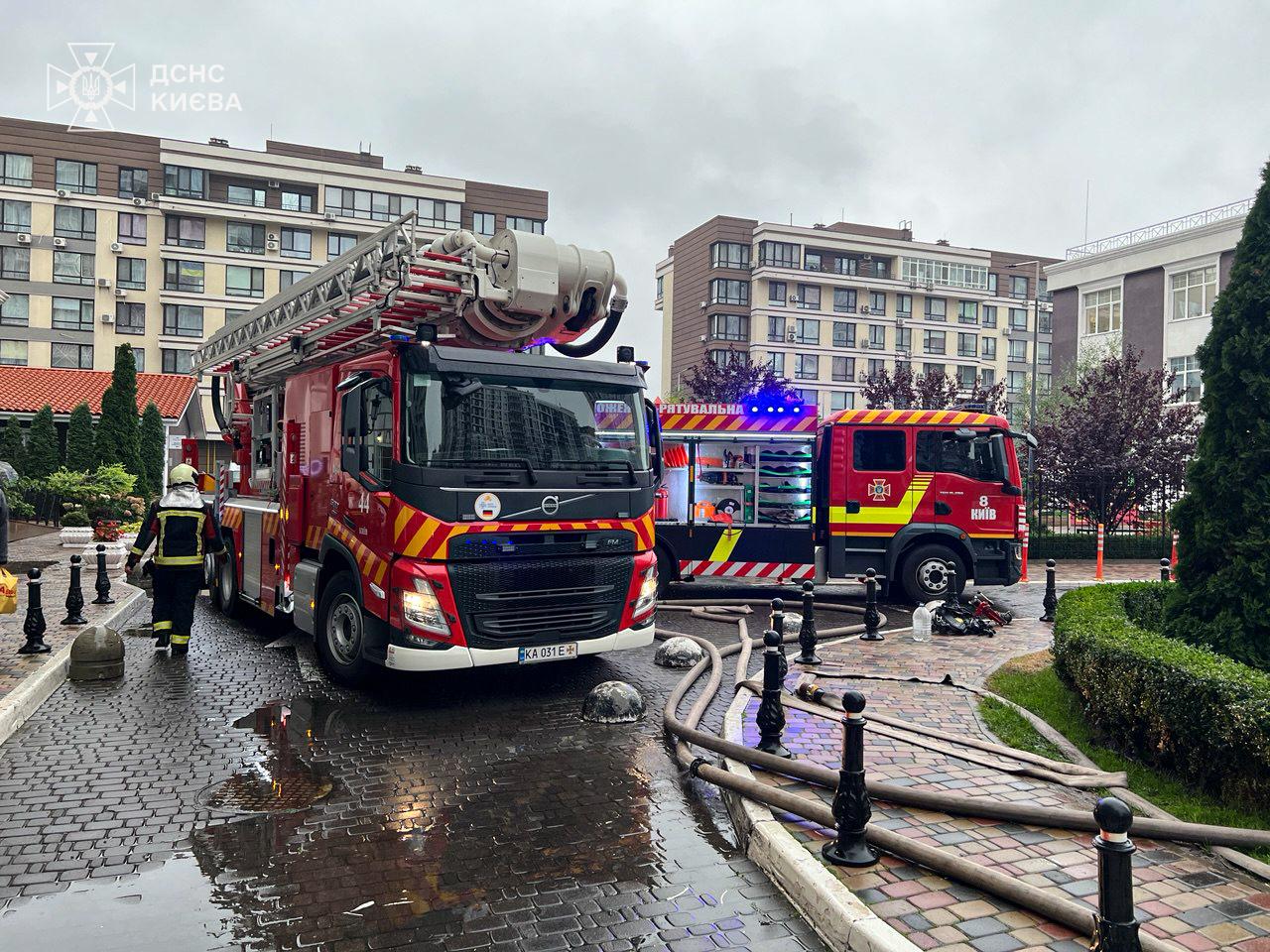 У Києві при пожежі в багатоповерхівці врятували 12 жителів, серед них двоє дітей (фото, відео)