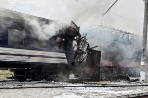 Удар по залізничному вокзалу на Сумщині: серед постраждалих 3 дитини, є вбитий (фото, відео) Удар по залізничному вокзалу на Сумщині: серед постраждалих 3 дитини, є вбитий (фото, відео)