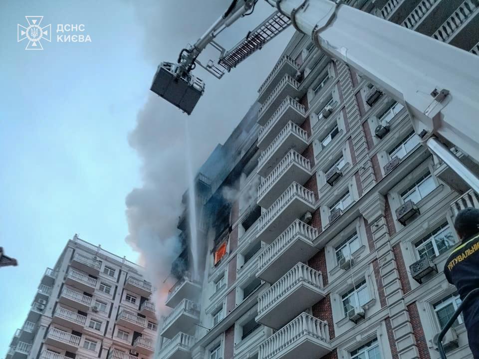 У Києві при пожежі в багатоповерхівці врятували 12 жителів, серед них двоє дітей (фото, відео)