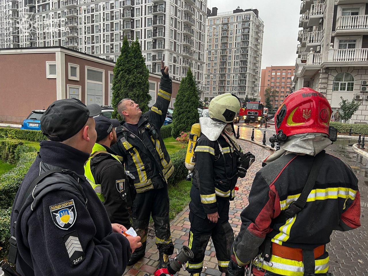 У Києві при пожежі в багатоповерхівці врятували 12 жителів, серед них двоє дітей (фото, відео)