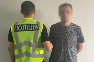 Три роки за ґратами: у Києві засудили чоловіка, який «замінував» будівлю суду у Дарницькому районі Три роки за ґратами: у Києві засудили чоловіка, який «замінував» будівлю суду у Дарницькому районі