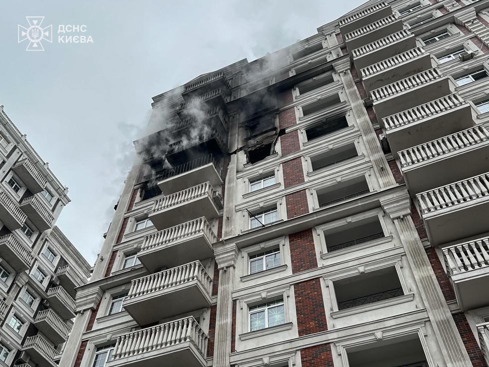 У Києві при пожежі в багатоповерхівці врятували 12 жителів, серед них двоє дітей (фото, відео)