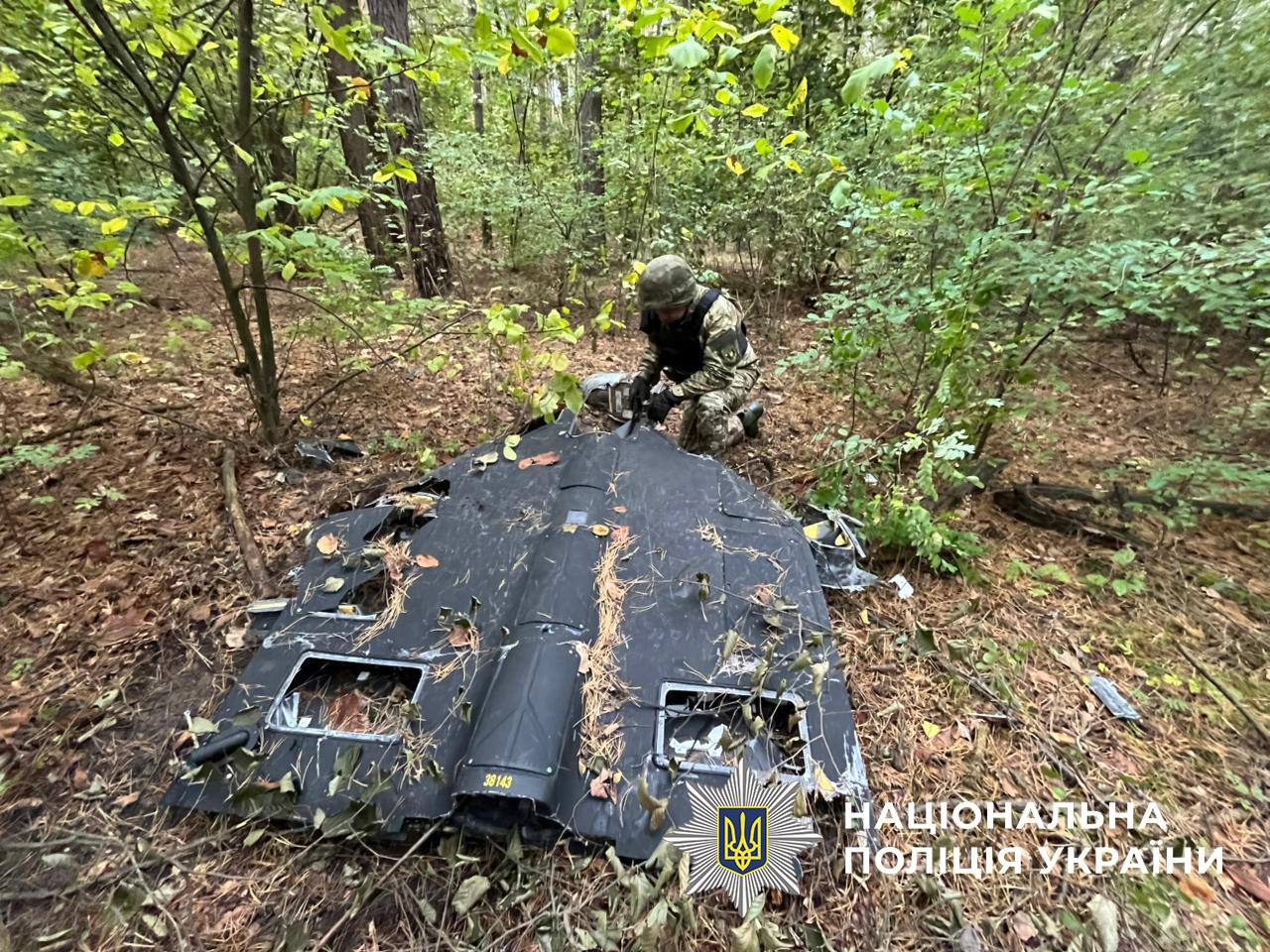 У Дарницькому районі столиці містяни виявили уламки ворожого БпЛА з бойовою частиною (фото)