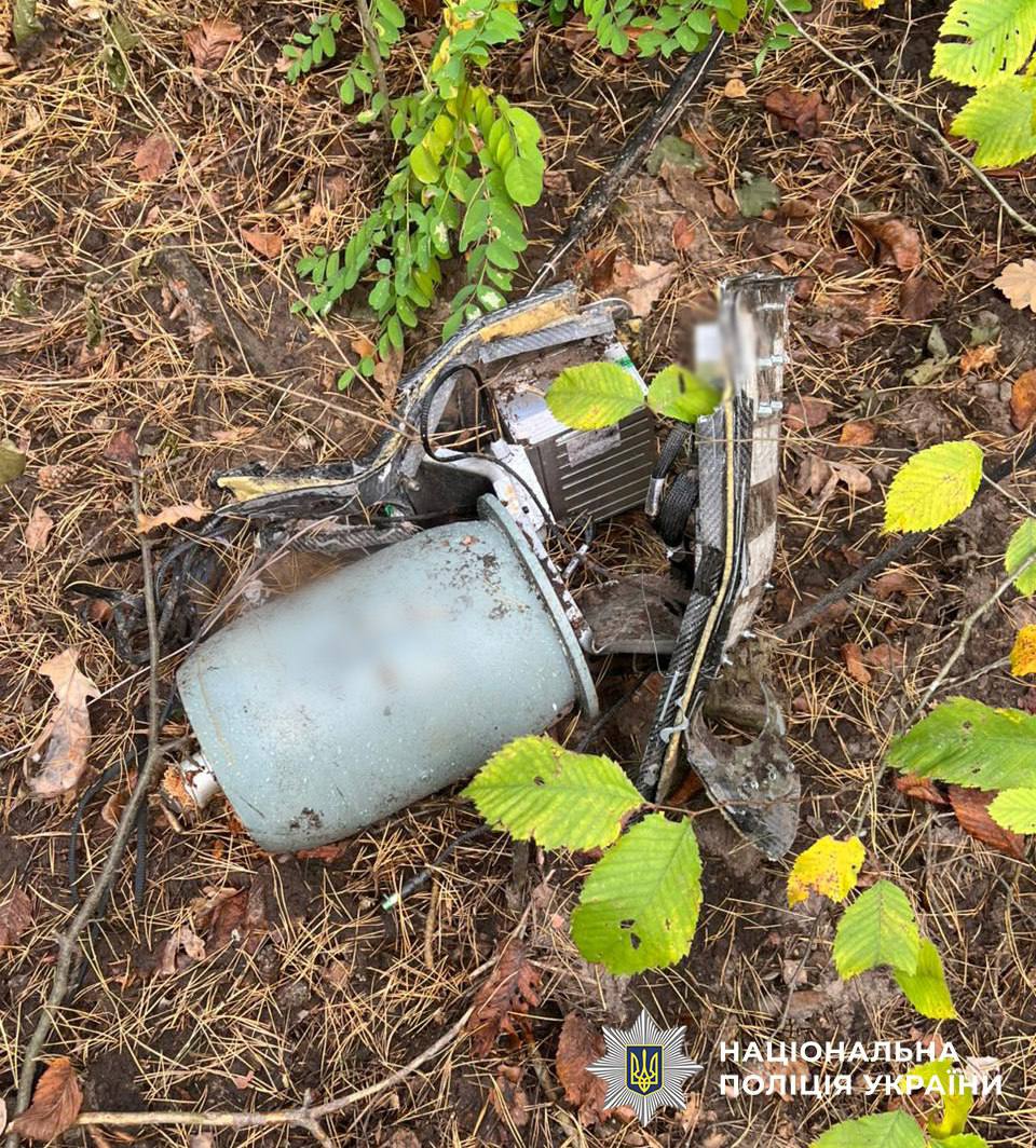 У Дарницькому районі столиці містяни виявили уламки ворожого БпЛА з бойовою частиною (фото)