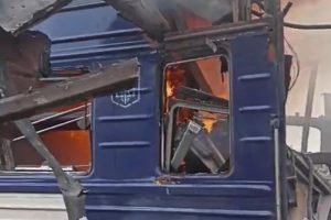 Ворог вдарив по пасажирському потягу сполученням Шостка-Київ, є постраждалі (відео) Ворог вдарив по пасажирському потягу сполученням Шостка-Київ, є постраждалі (відео)