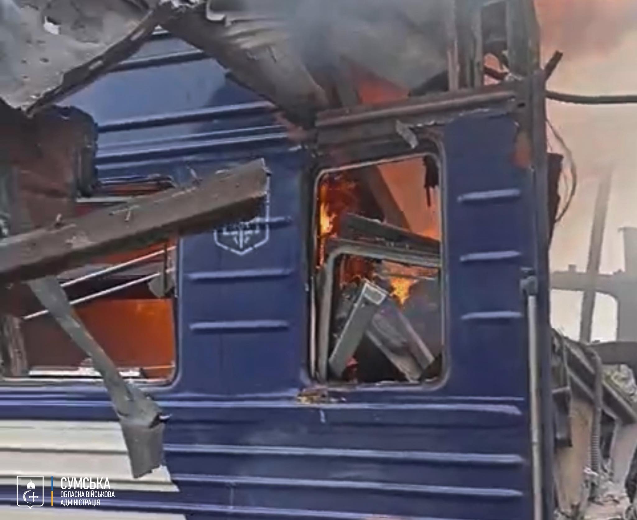 Ворог вдарив по пасажирському потягу сполученням Шостка-Київ, є постраждалі (відео)