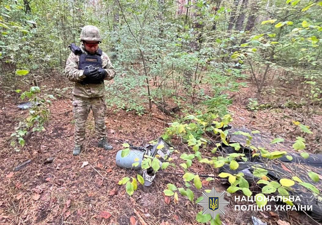 У Дарницькому районі столиці містяни виявили уламки ворожого БпЛА з бойовою частиною (фото)