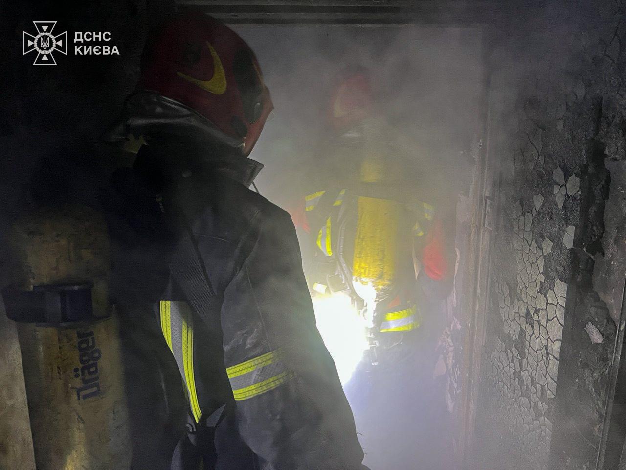У Києві при пожежі в багатоповерхівці врятували 12 жителів, серед них двоє дітей (фото, відео)