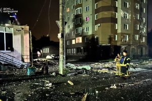 На Київщині ворожий обстріл пошкодив будівлі, школи працюють у звичному режимі, за потреби підключено генератори