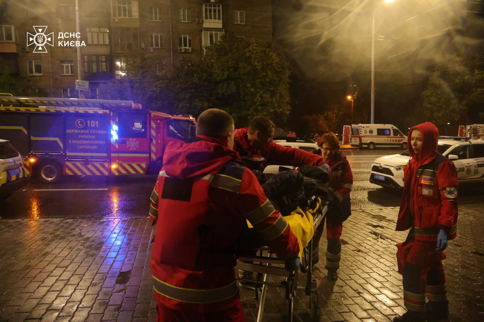 У Києві є постраждалі внаслідок ворожої атаки, частина міста без світла та води, змінено рух транспорту