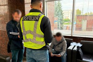 Начальника Голосіївського ШЕУ підозрюють у мільйонних зловживаннях на технічній солі для доріг Начальника Голосіївського ШЕУ підозрюють у мільйонних зловживаннях на технічній солі для доріг