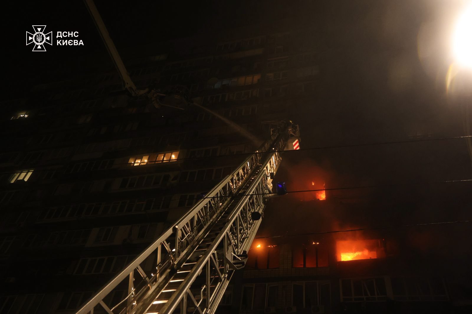 У Києві є постраждалі внаслідок ворожої атаки, частина міста без світла та води, змінено рух транспорту