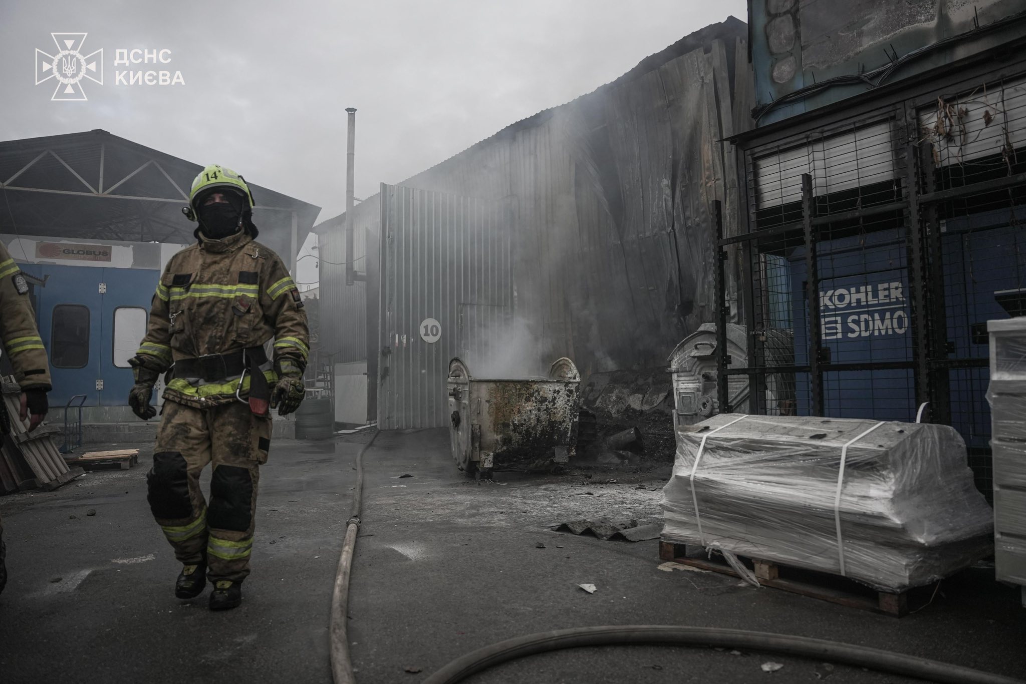 На Кирилівській у Києві горів склад – пожежник запобігли вибуху кисневих балонів