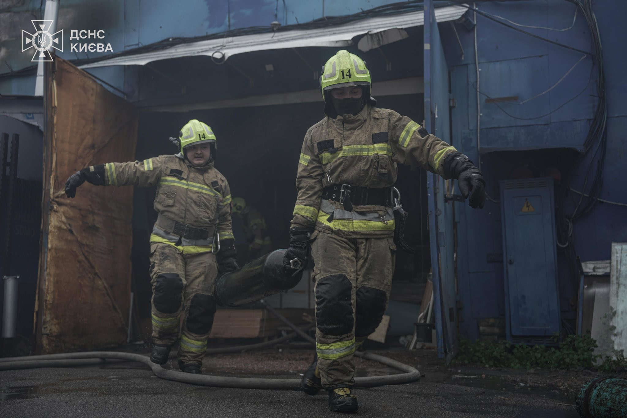На Кирилівській у Києві горів склад – пожежник запобігли вибуху кисневих балонів