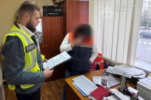 Посадовицю КП ШЕУ Солом’янського району Києва підозрюють у переплаті за дорожню сіль