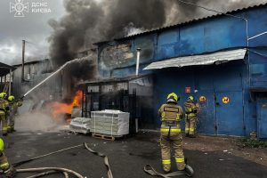 На Кирилівській у Києві горів склад – пожежник запобігли вибуху кисневих балонів На Кирилівській у Києві горів склад - пожежник запобігли вибуху кисневих балонів