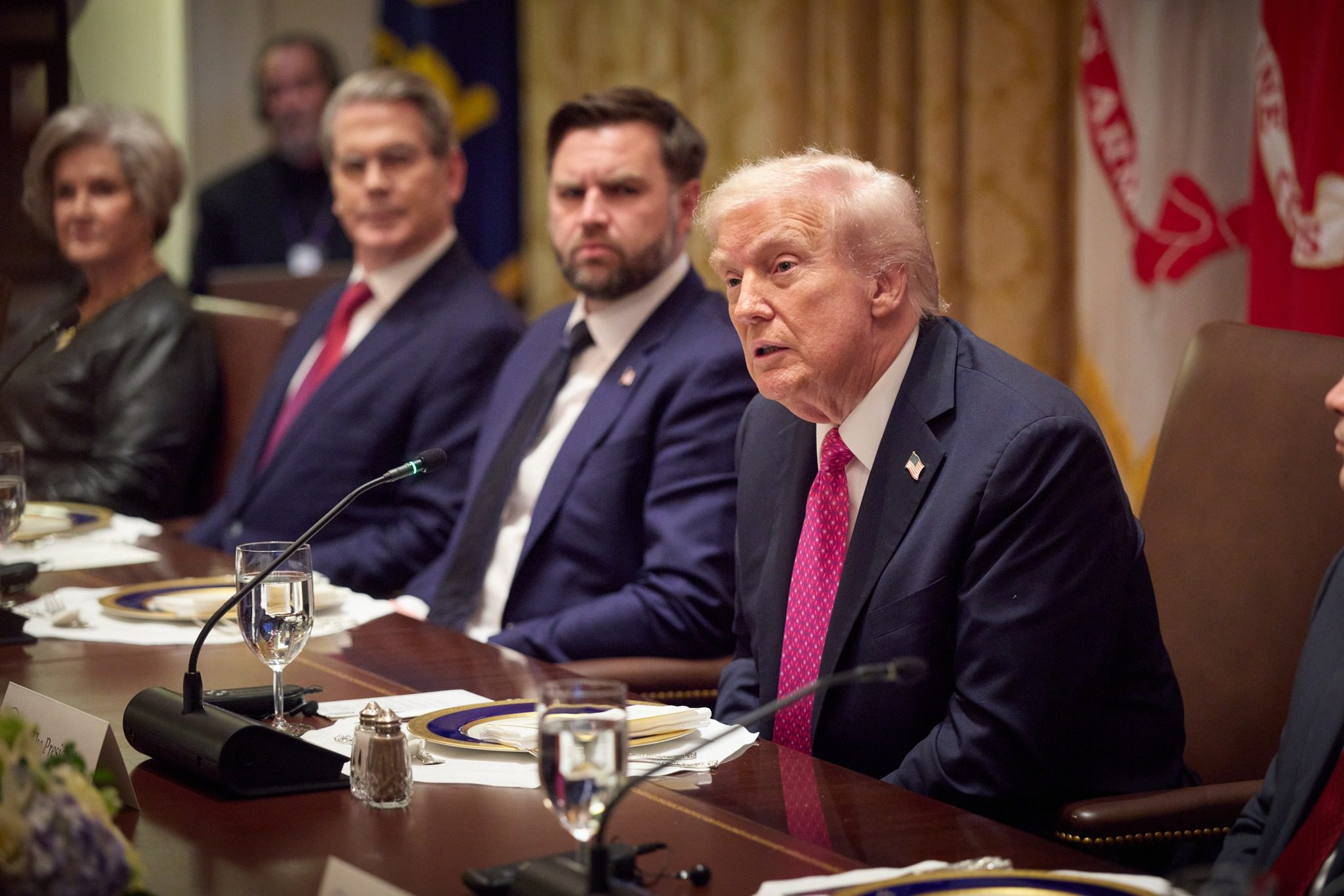 Зеленський зустрівся з Трампом у Білому домі та провів розмову з європейськими лідерами