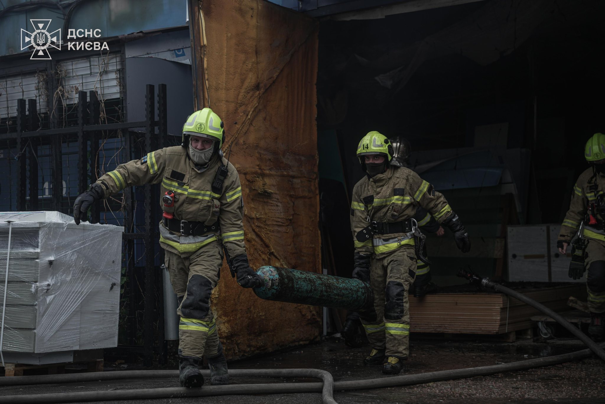 На Кирилівській у Києві горів склад - пожежник запобігли вибуху кисневих балонів На Кирилівській у Києві горів склад - пожежник запобігли вибуху кисневих балонів