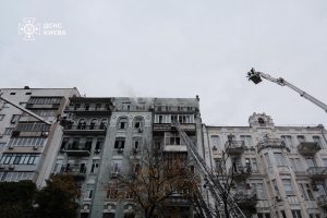 На Шота Руставелі у Києві працюють пожежники, рух транспорту перекрито (фото, відео)