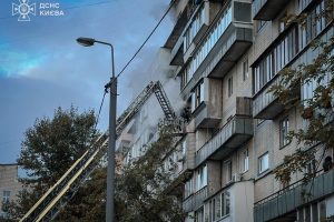 На Лісовому проспекті при пожежі в багатоповерхівці врятували 7 жителів, серед них 3 дітей (фото) На Лісовому проспекті при пожежі в багатоповерхівці врятували 7 жителів, серед них 3 дітей (фото)