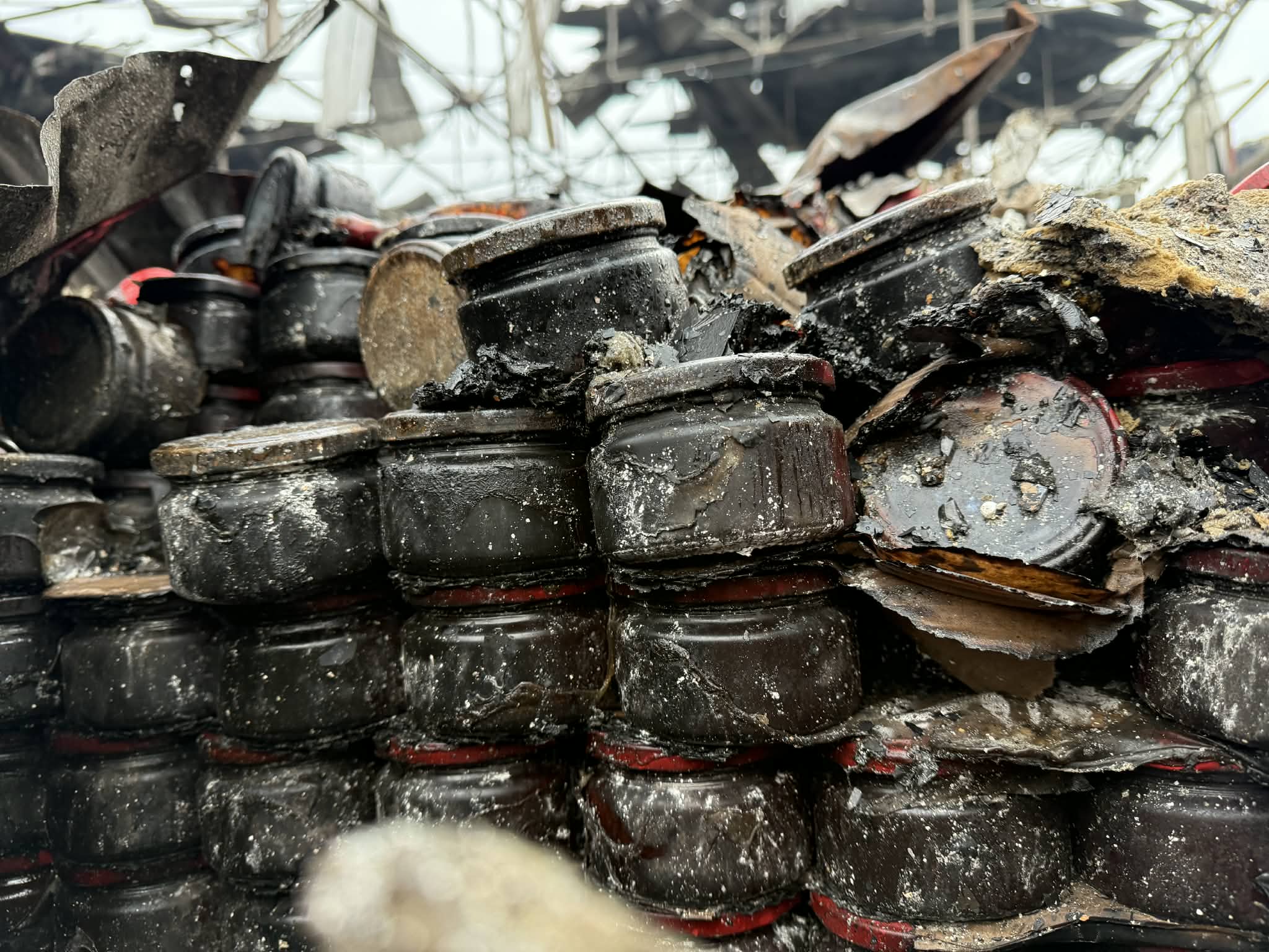 У Києві ракетою знищено склад українського виробника соусів “Вогняр”