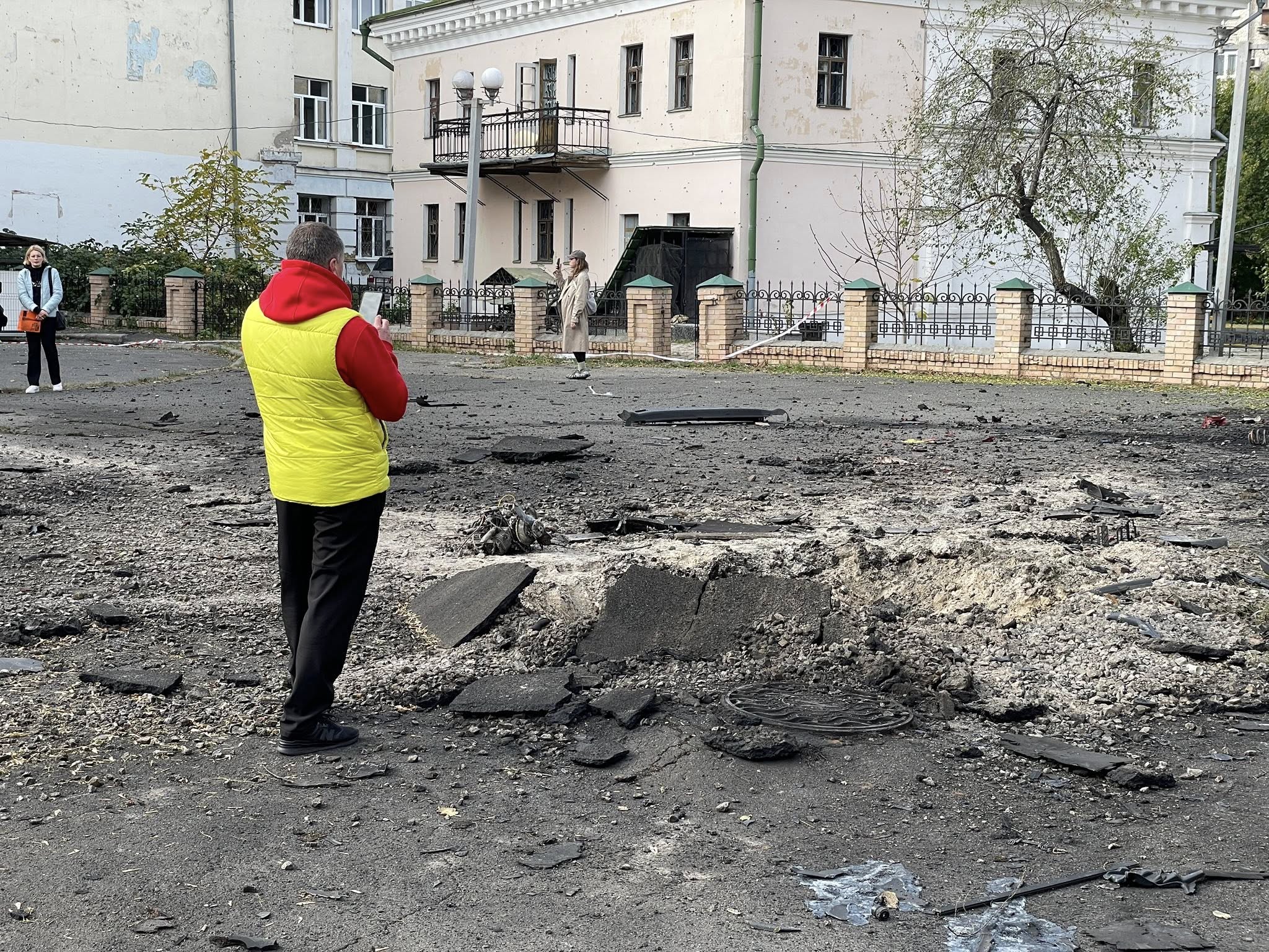 У Києві ворожий обстріл пошкодив будівлю Музею гетьманства (фото) У Києві ворожий обстріл пошкодив будівлю Музею гетьманства (фото)