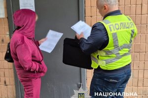 Посадовицю керуючої компанії з обслуговування житла підозрюють у збитковій закупівлі дверної фурнітури