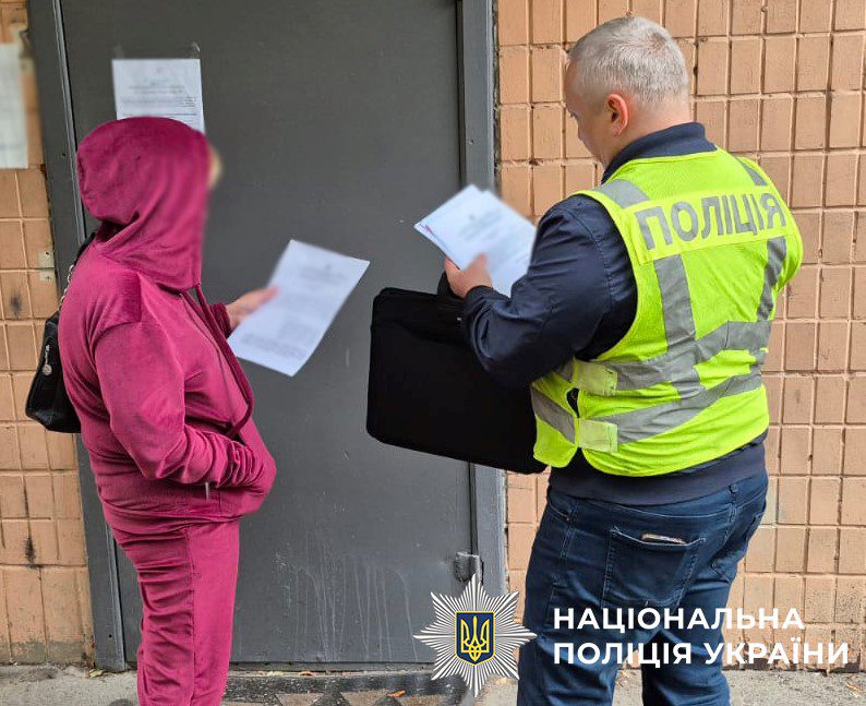Посадовицю керуючої компанії з обслуговування житла підозрюють у збитковій закупівлі дверної фурнітури