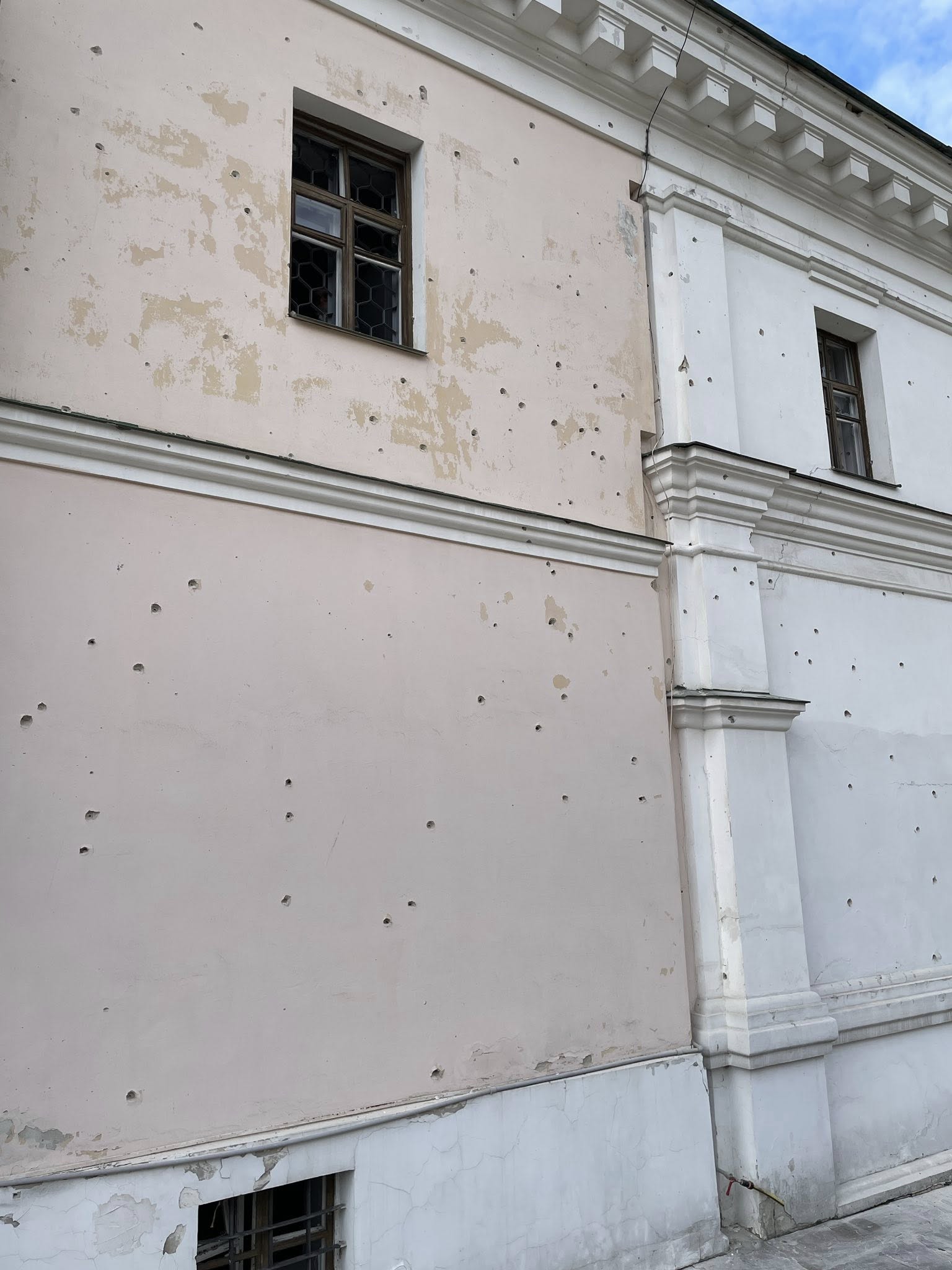 У Києві ворожий обстріл пошкодив будівлю Музею гетьманства (фото) У Києві ворожий обстріл пошкодив будівлю Музею гетьманства (фото)