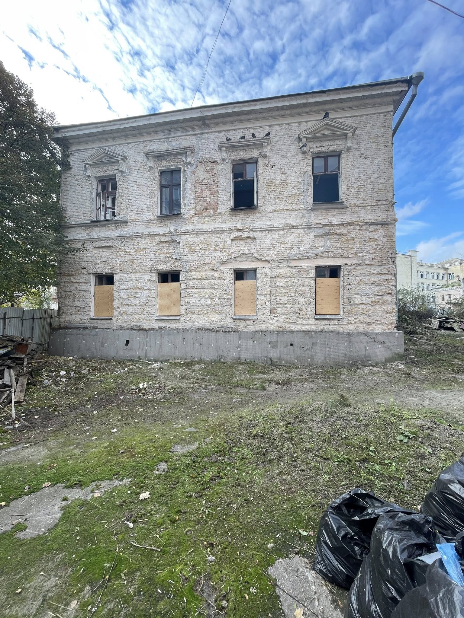 У Києві ворожий обстріл пошкодив будівлю Музею гетьманства (фото)