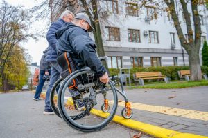 Мер та ветеран перевірили на безбар’єрність вулицю Енергетиків у Бучі