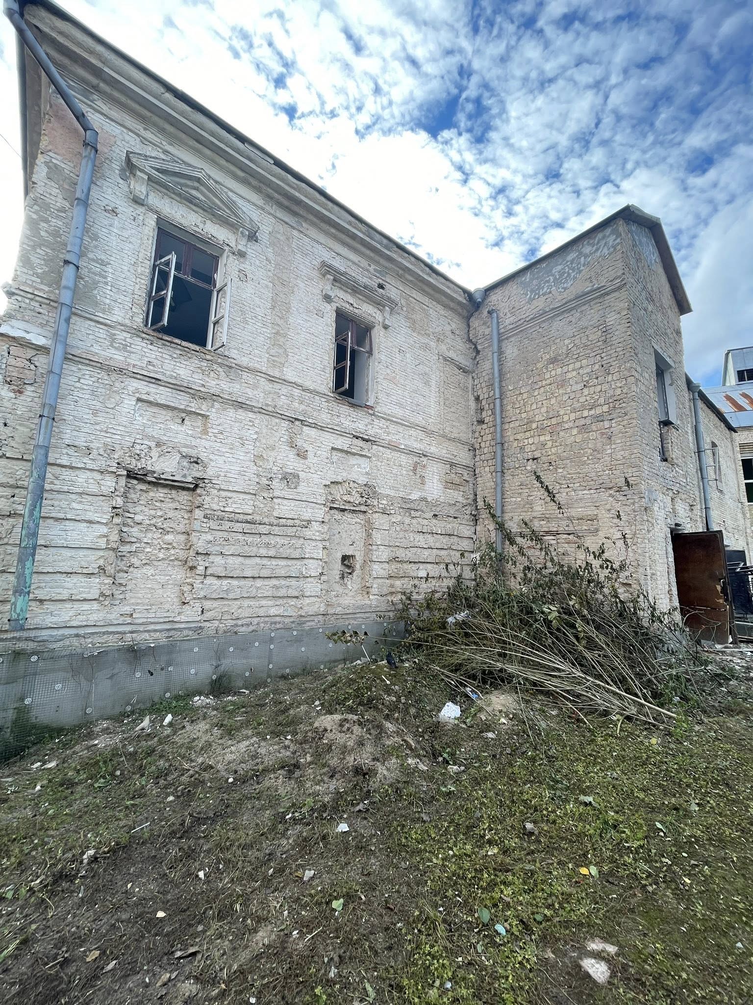 У Києві ворожий обстріл пошкодив будівлю Музею гетьманства (фото)