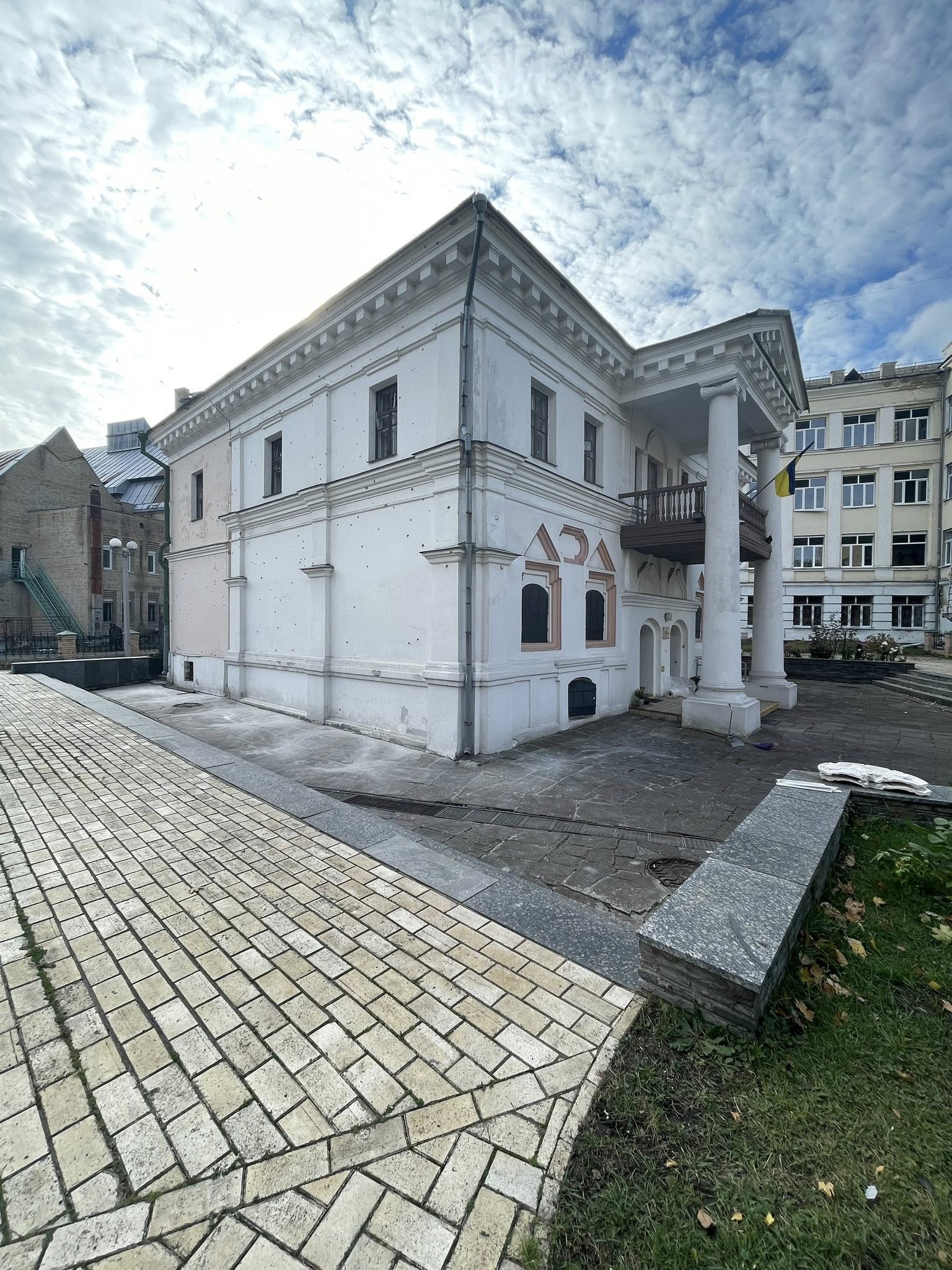 У Києві ворожий обстріл пошкодив будівлю Музею гетьманства (фото)