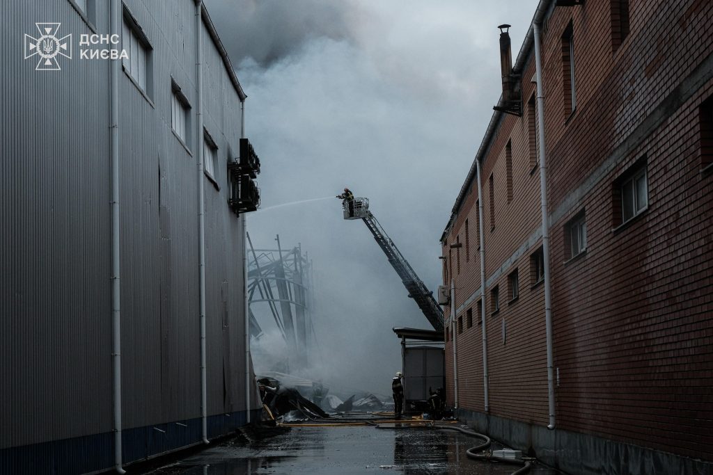 У Києві зросло число постраждалих унаслідок ворожого обстрілу, триває ліквідація наслідків (відео)