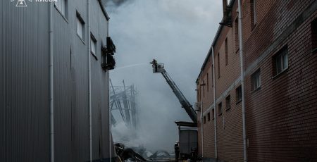 У Києві зросло число постраждалих унаслідок ворожого обстрілу, триває ліквідація наслідків (відео) У Києві зросло число постраждалих унаслідок ворожого обстрілу, триває ліквідація наслідків (відео)