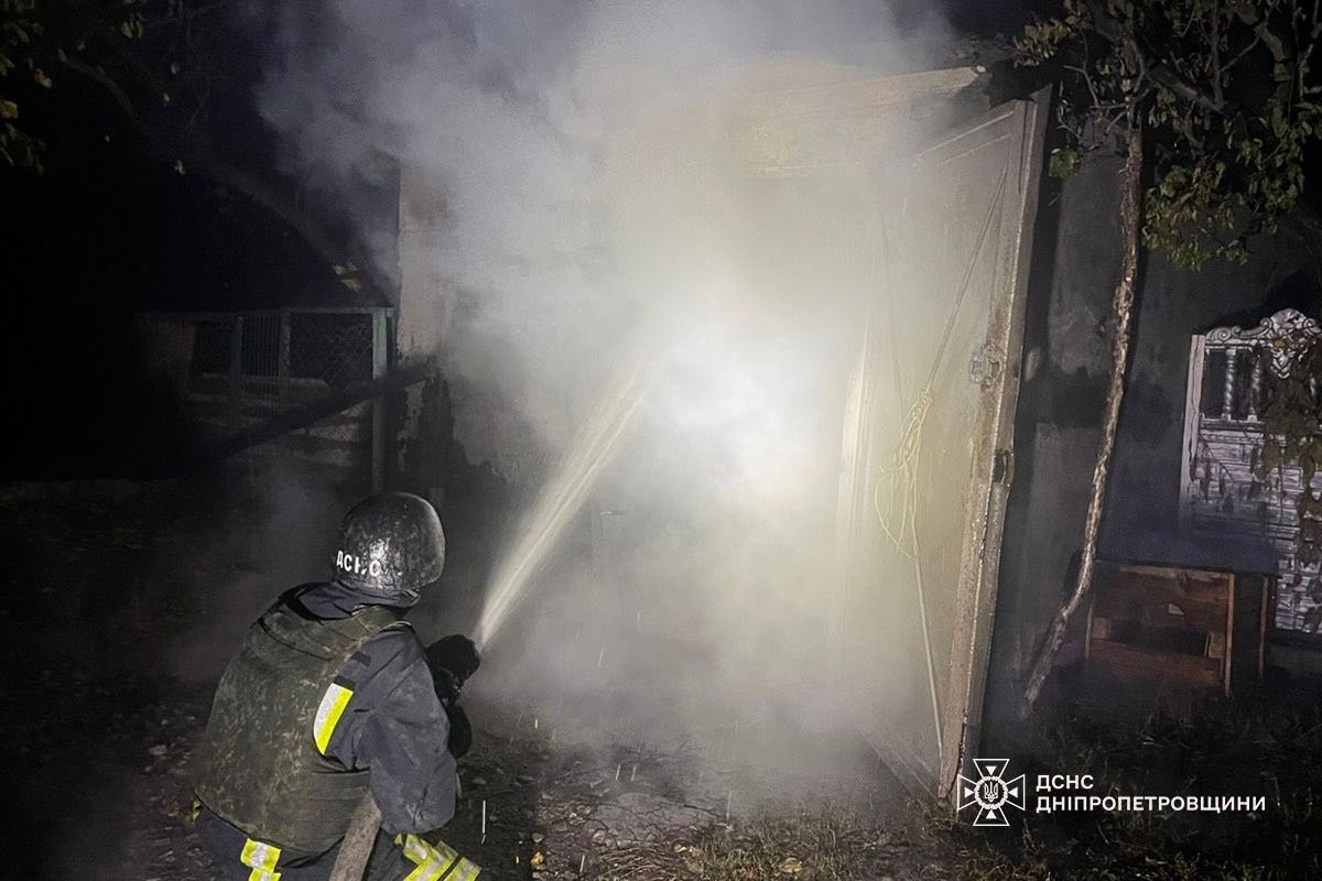 Ворог атакував Дніпропетровщину ракетами і БпЛА, вбито жінку та рятувальника