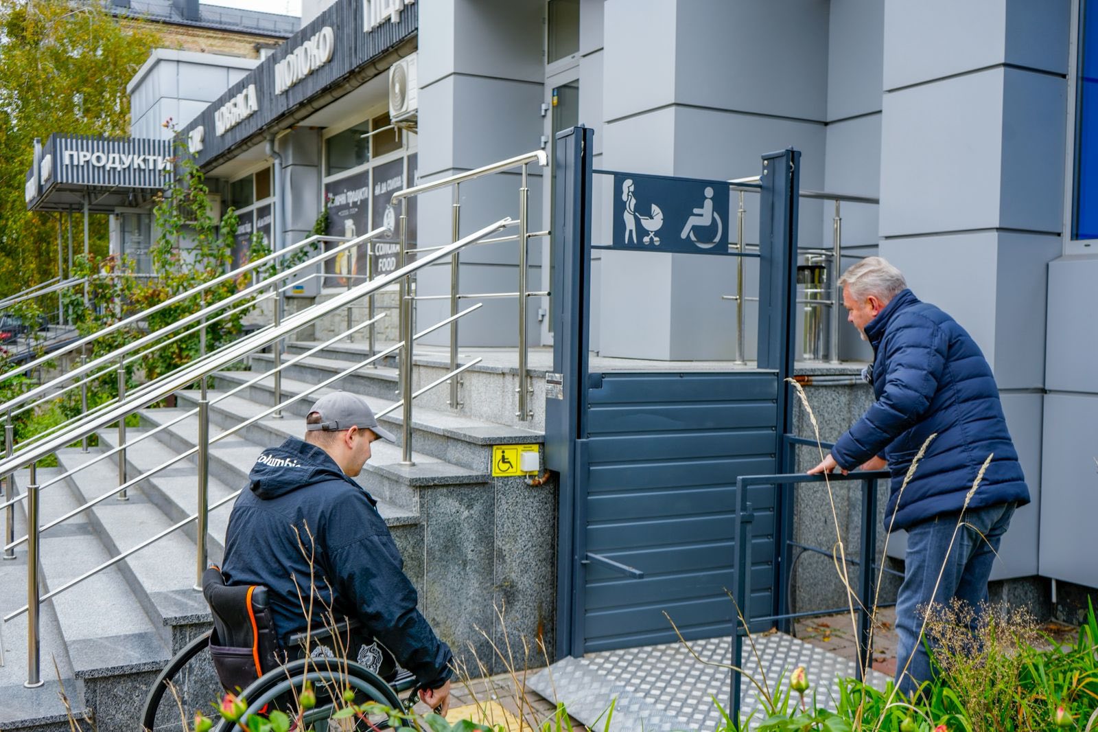 Мер та ветеран перевірили на безбар’єрність вулицю Енергетиків у Бучі Мер та ветеран перевірили на безбар’єрність вулицю Енергетиків у Бучі