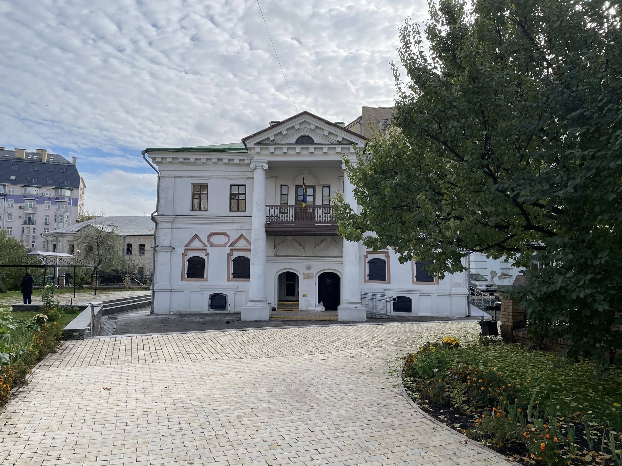 У Києві ворожий обстріл пошкодив будівлю Музею гетьманства (фото)
