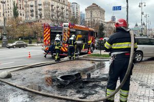 Палія шин під стінами КМДА доставили до відділку поліції Палія шин під стінами КМДА доставили до відділку поліції