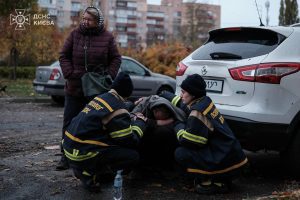 У Києві вже 33 постраждалих від нічної атаки, в районах працюють штаби допомоги (адреси)